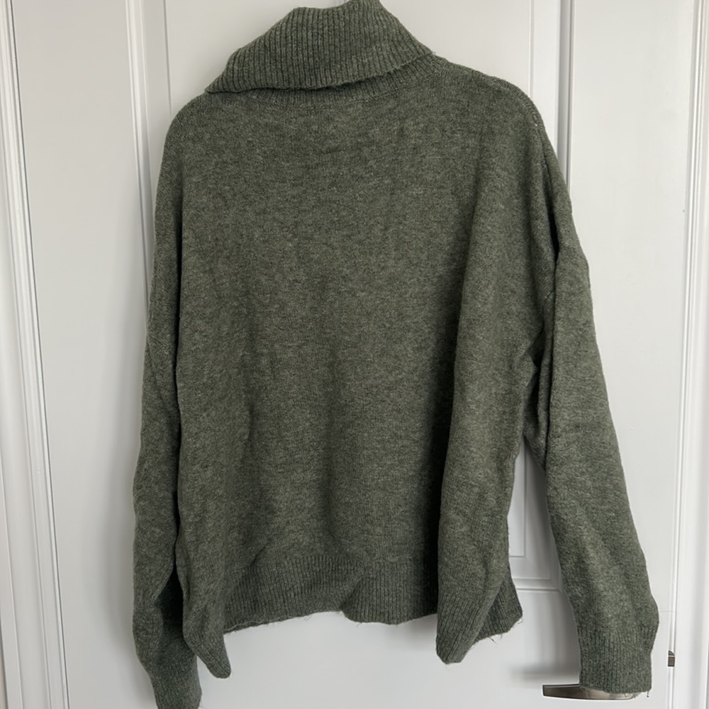 H&M Sweater - Picture 3 of 4